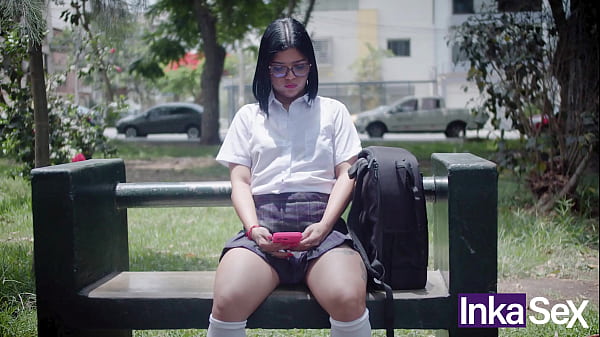 Una studentessa timida di 18 anni con un culo grosso non va a lezione e viene sorpresa da uno sconosciuto con un cazzo enorme.