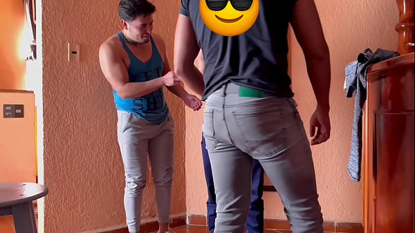 Desnudamos a nuestro modelo heterosexual para tomarle fotos y termine chup&aacute_ndole la polla