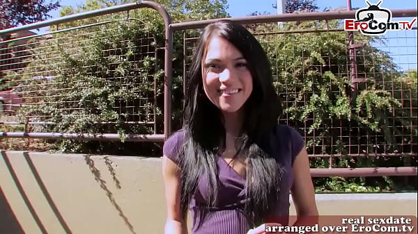 Süßer kleiner britischer dünner Teenager, der auf der Straße aufgegriffen wurde