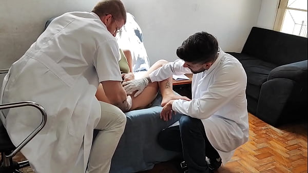 Fui al ginecólogo y los doctores traviesos me follaron sin condón en el consultorio