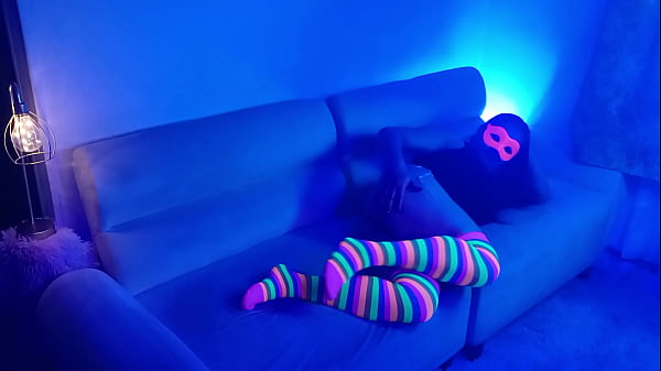 Dans ce bar, vous donnez de l'argent supplémentaire à la serveuse et elle vous baise dans sa chambre spéciale !! Il adore les bites des étrangers !! 1