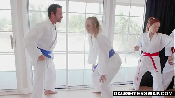 Heiße algerische MILF zeigt ihrem geilen Schwager ihre haarige Muschi