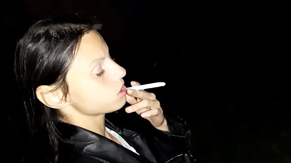 Per prima cosa ho offerto alla ragazza sconosciuta una sigaretta, e poi le ho offerto la mia figa - Lesbian Illusion Girls