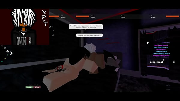 Schwarzer Emo-Typ fickt einen Femboy an der Leine