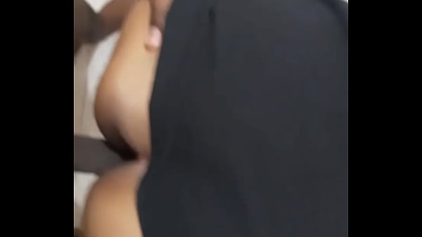 Mi prima llega excitada porque el novio no la follo bien