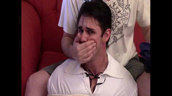 Peter imbavagliato, riempito la bocca di calzini ed esposto con indosso pantaloni di lycra 1 GRATIS