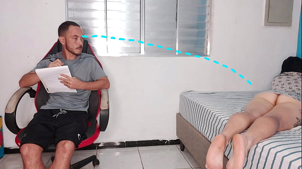 Geile Stiefschwester entblößt ihren Arsch, um ihren Stiefbruder zu necken