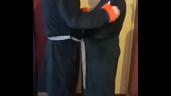 Meine Freundin mit verbundenen Augen wusste, dass sie mit der Kamera gefilmt wurde, aber erst, als das Video Teil 2 fertig aufgenommen hatte