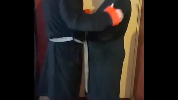 Meine Freundin mit verbundenen Augen wusste, dass sie mit der Kamera gefilmt wurde, aber erst, als das Video Teil 3 fertig aufgenommen hatte