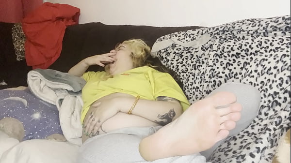 Massaggio della pancia gonfia Ruttare dal divano