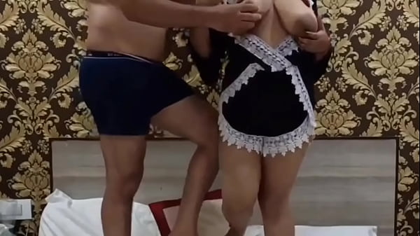 Bhabhi indiano viene improvvisamente scopato a casa del vicino con un hindi chiaro