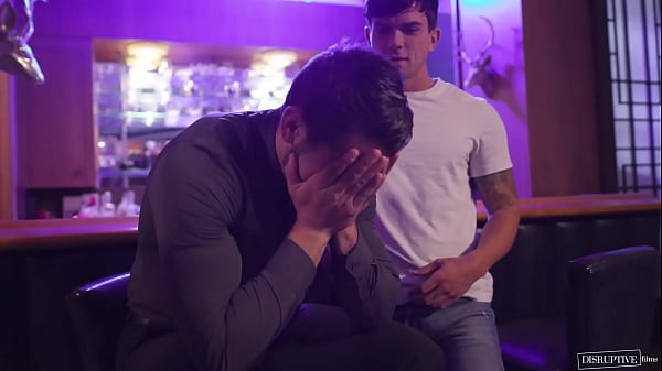 La ragazza carina si mette in mostra