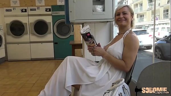 Kim, milf à gros seins, baise deux jeunes mecs