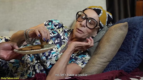 vovó tatuada com tesão de 77 anos bbc bunda fodida