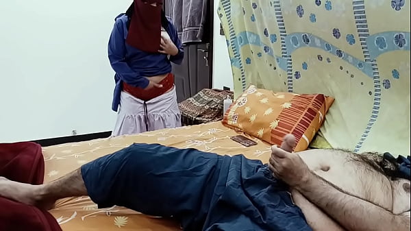 Desi-Schulmädchen beobachtet ihren Stiefvater beim Masturbieren, anstatt Sex mit ihm zu haben