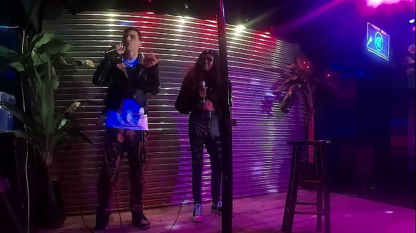 Aiden Valentine del rapper AffixLipstick si esibisce con Anastasia Stan di Eminem