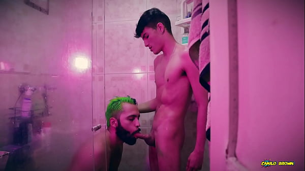Camilo Brown erwischte den heißen Twink Andres ZP beim Wichsen und lud ihn für einen tollen Blowjob unter die Dusche ein