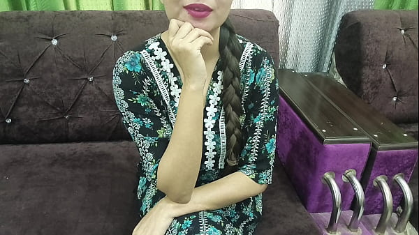 La mia sorellastra prova un cazzo per la prima volta e si diverte davvero mentre lo mangia