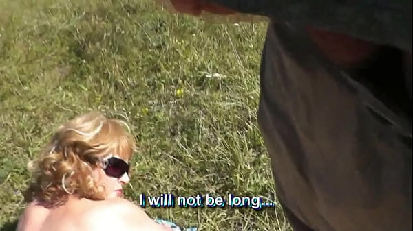 Am wilden Strand sah der Perverse eine schöne sexy Blondine, die sich nackt sonnte. Mann holte Schwanz raus, wichse und spritzte ab. Im Freien. Draußen. Draußen. Öffentlich. Orgasmus. FKK-Strand. Masturbation. Exhibitionist. POV