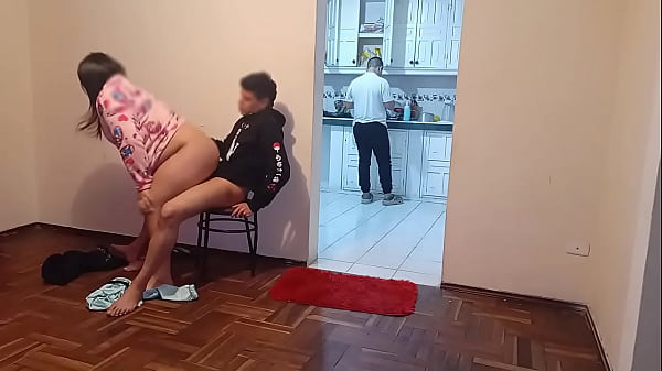 Voy a casa de mi mejor amigo y la esposa es una puta total, siempre quiere que me la folle porque lo hago mejor que su marido.