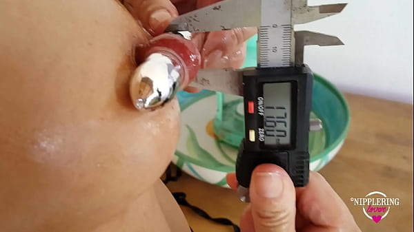 capezzoloringlover stivali rossi caldi calze piercing alla fica vibratore nel capezzolo piercing al capezzolo estremamente allungato