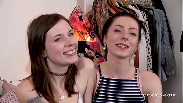 Schöne junge deutsche Mädchen lecken und fingern sich gegenseitig