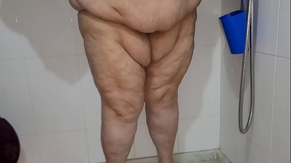 Coolmarina si gode un uovo infilato nella sua figa pelosa