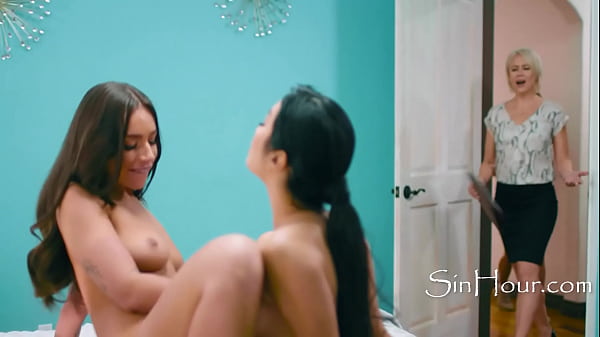 Un couple de lesbiennes marque une journée portes ouvertes avec le jus de leur chatte