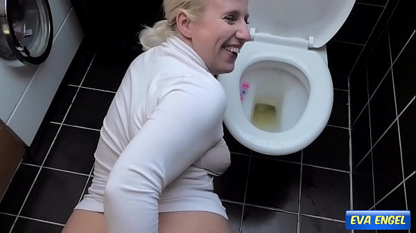 EVA ENGEL: Perverse Piss- und Ficksession auf der Toilette mit Stiefvater