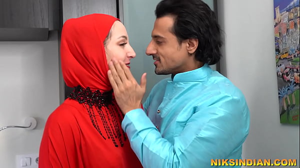 Razia Bhabhi si fa scopare la figa da uno sconosciuto mentre era a casa di suo marito.