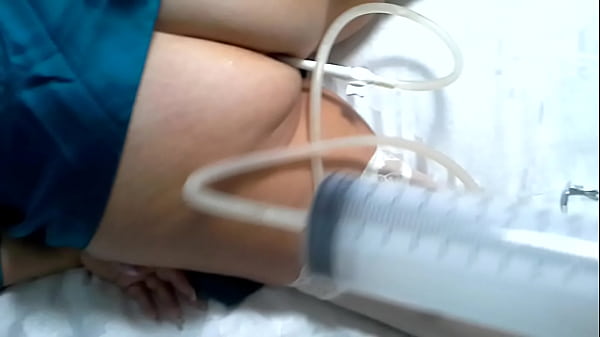 Clistere freddo di spumante extra . Dolore e piacere