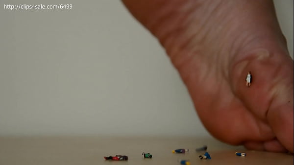 Frau Dom vernichtet die geschrumpften Flöhe, Menschen, hoch gewölbt, zerquetscht