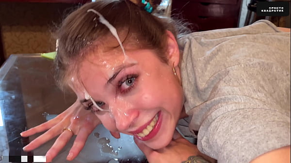 Leidenschaftliches Abspritzen eines Teenie-Mädchens