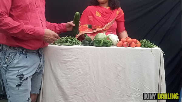 I fucked the vegetable seller in the market, real indian sex video by jony darling