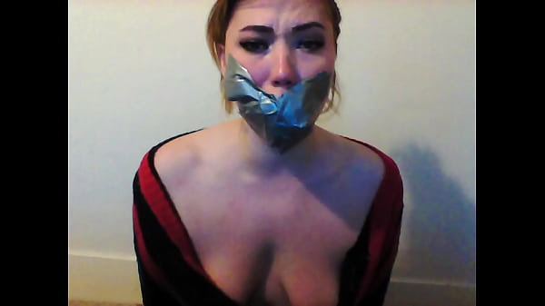 ¡La puta porno amante de las pollas Misha Mayfair se amordaza con calcetines sucios y cinta adhesiva!