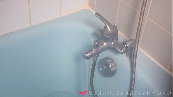 Vends-ta-culotte - Jeune amatrice fran&ccedil_aise se caresse dans son bain - Violette des &eacute_toiles