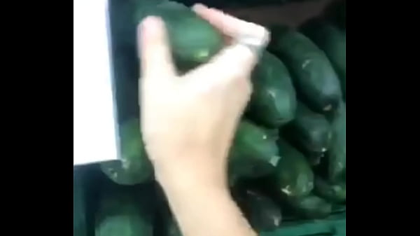 Freches Teenie-Mädchen tanzt im Teenageralter