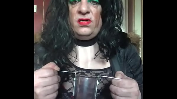 Wenn du schüchtern bist, dann fülle meinen Pipischlauch hinter der Hecke, dann bring ihn mir und ich werde ihn schlucken, während die Leute mich beobachten