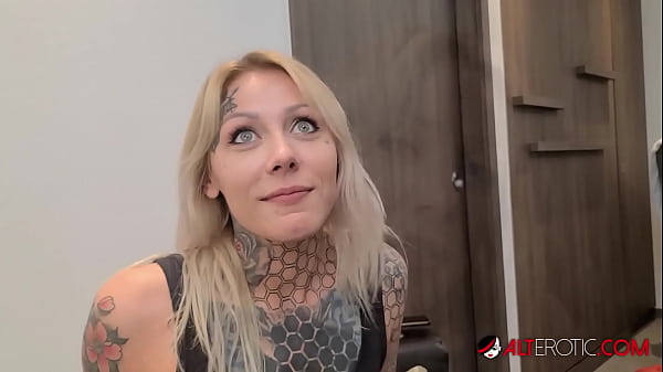 La ragazza tatuata Nayomi Sharp succhia il grosso cazzo di Sascha