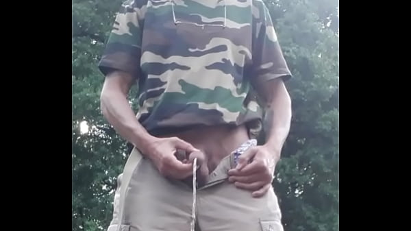 Pisse von meinem Schwanz, meinem Arsch und meinem Anus im Freien ausstellen