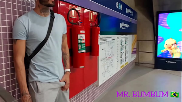 UN HOMME COQUIN S'EXCITE À LA STATION DE MÉTRO ET A UN RELIEF AVEC LA PUTAIN OFFERTE (COMPLET SUR ROUGE ET ABONNÉEDIL_&Atilde_O)