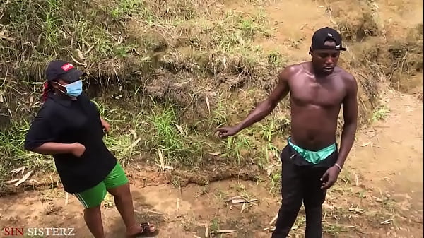 Er sah mich im Wald und nahm mich mit nach Hause zu einem unvollendeten Gebäude, wo wir eine schöne, lustige Zeit hatten