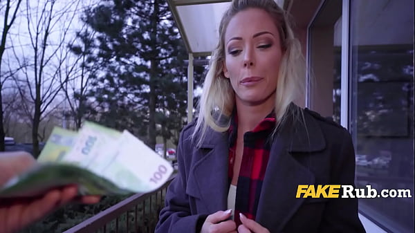 Bionda stupida scopa per raccogliere fondi per salvare i koala in Australia