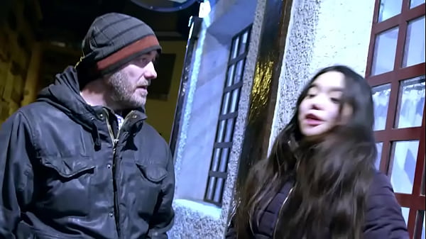 एक श्यामला किशोरी को चुनना जो स्ट्रीट सेक्स के लिए पागल है: ऐमी से मिलें!