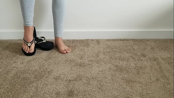 Mostrando mis pies en sandalias