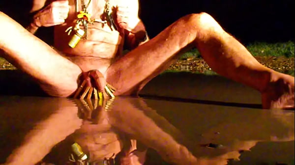 Cbt dans une flaque d'eau en plein hiver