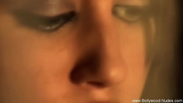 Danza seducente dal piacere sensuale della bellezza indiana