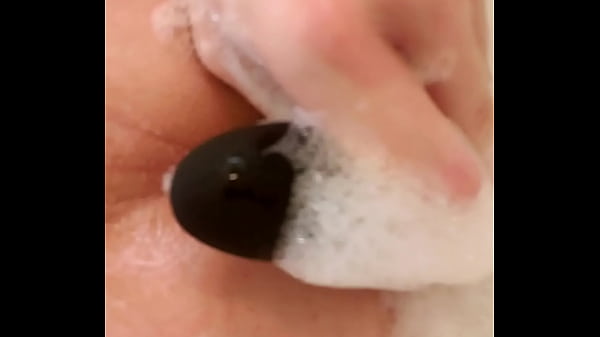 बुलबुला स्नान में डिल्डो और वाइब्रेटर के साथ गुदा, अंत के पास सह शॉट