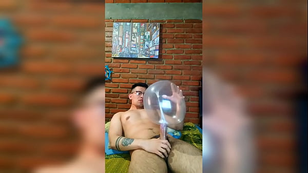 Aktiver Schwanz masturbiert mit einem Kondomballon
