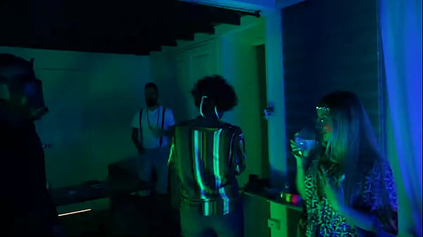 With lowlights, Sussy Love enjoy her sensual ce